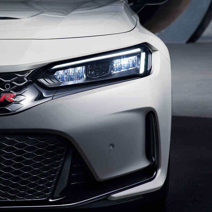 Close-up van de Honda Civic Type R koplamp.
