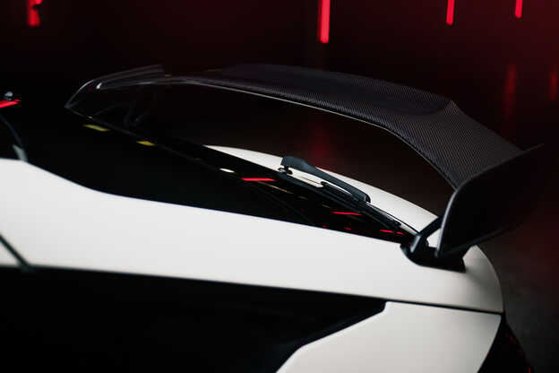 Close-up van de carbon vleugelspoiler. 