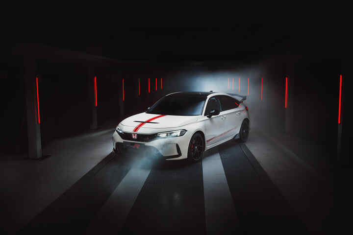 Vooraanzicht Honda Civic Type R geparkeerd in een tunnel. 