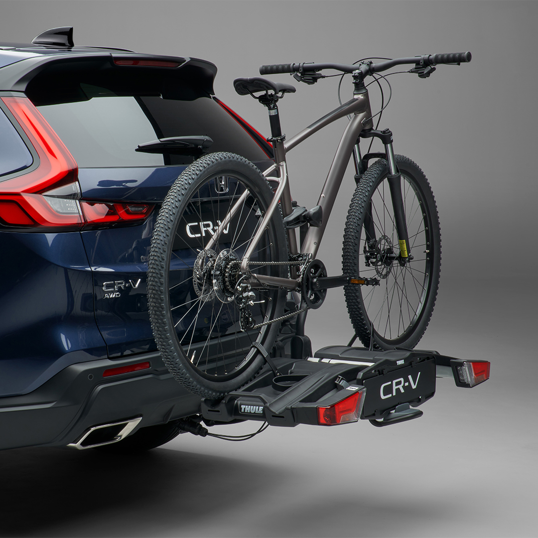 Driekwart naar achteren gerichte Honda CR-V Hybrid met fietsendrager.