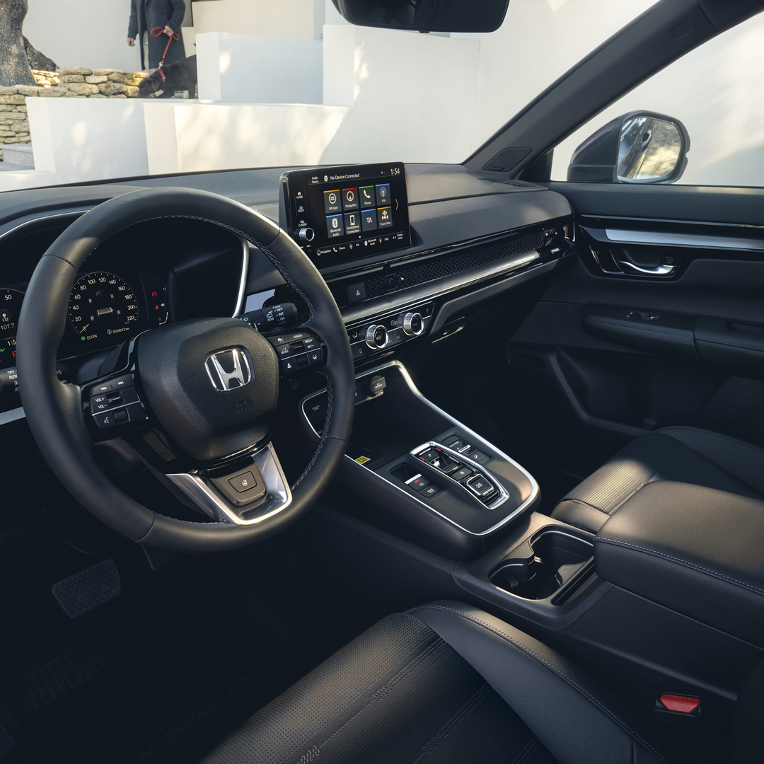 Driekwart beeld van het interieur van de Honda CR-V Hybride SUV.