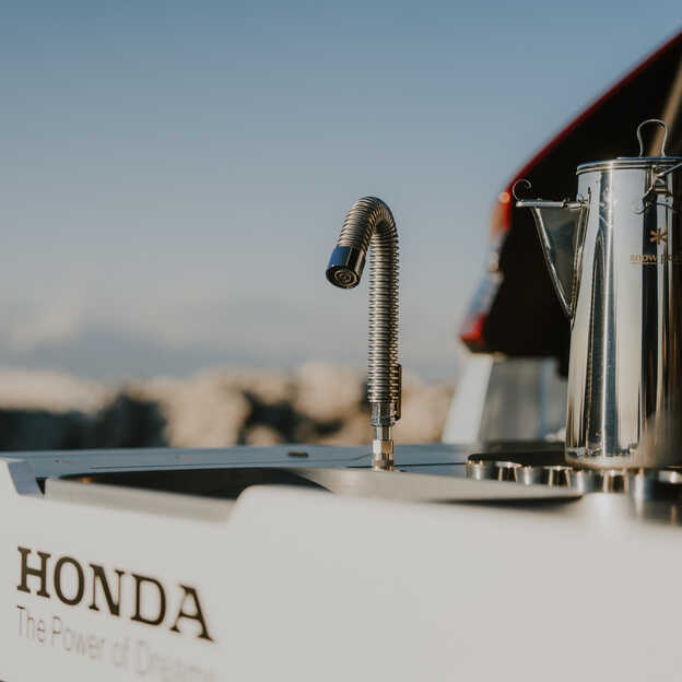 Christian Horner in een Honda Hybrid SUV