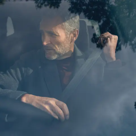 Close-up van het wiel en de zijkant van de CR-V Hybrid SUV geparkeerd met model.