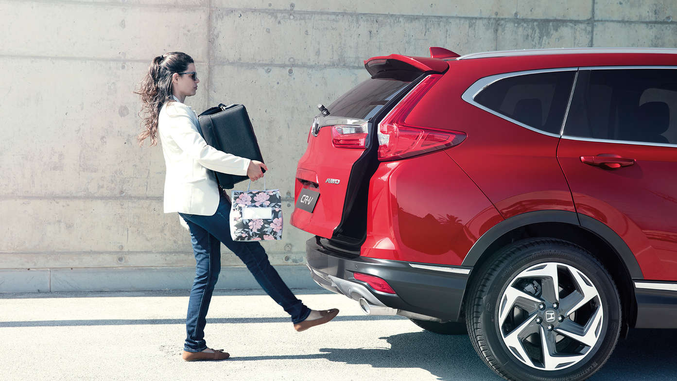 Zijaanzicht Honda CR-V met achterbumper met handsfree toegang.