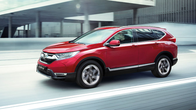 Driekwart vooraanzicht Honda CR-V, stadslocatie.