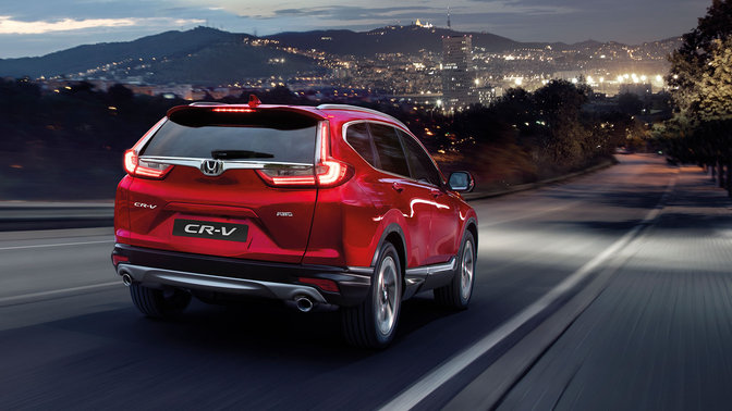 Driekwart achteraanzicht Honda CR-V, bergweg.