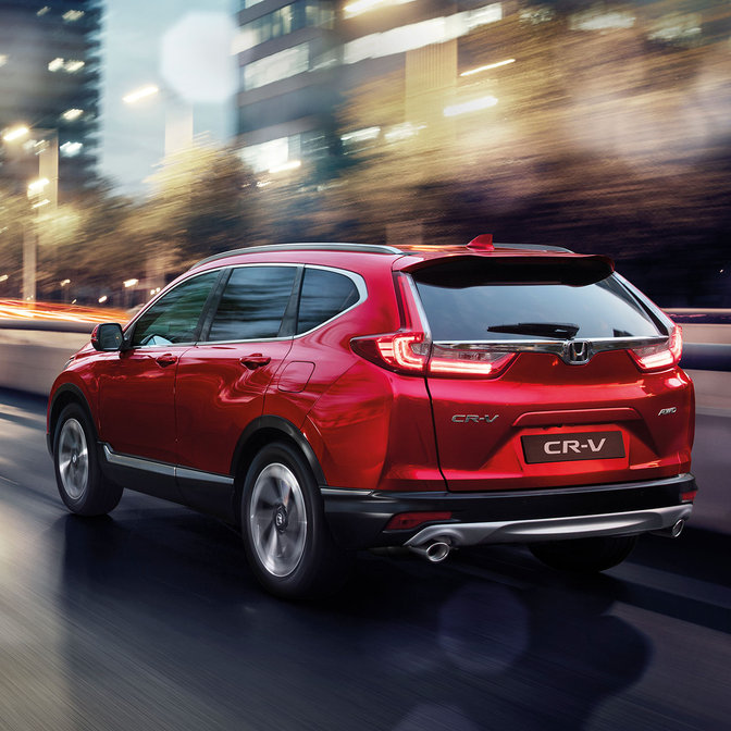 Driekwart achteraanzicht Honda CR-V, stadslocatie.