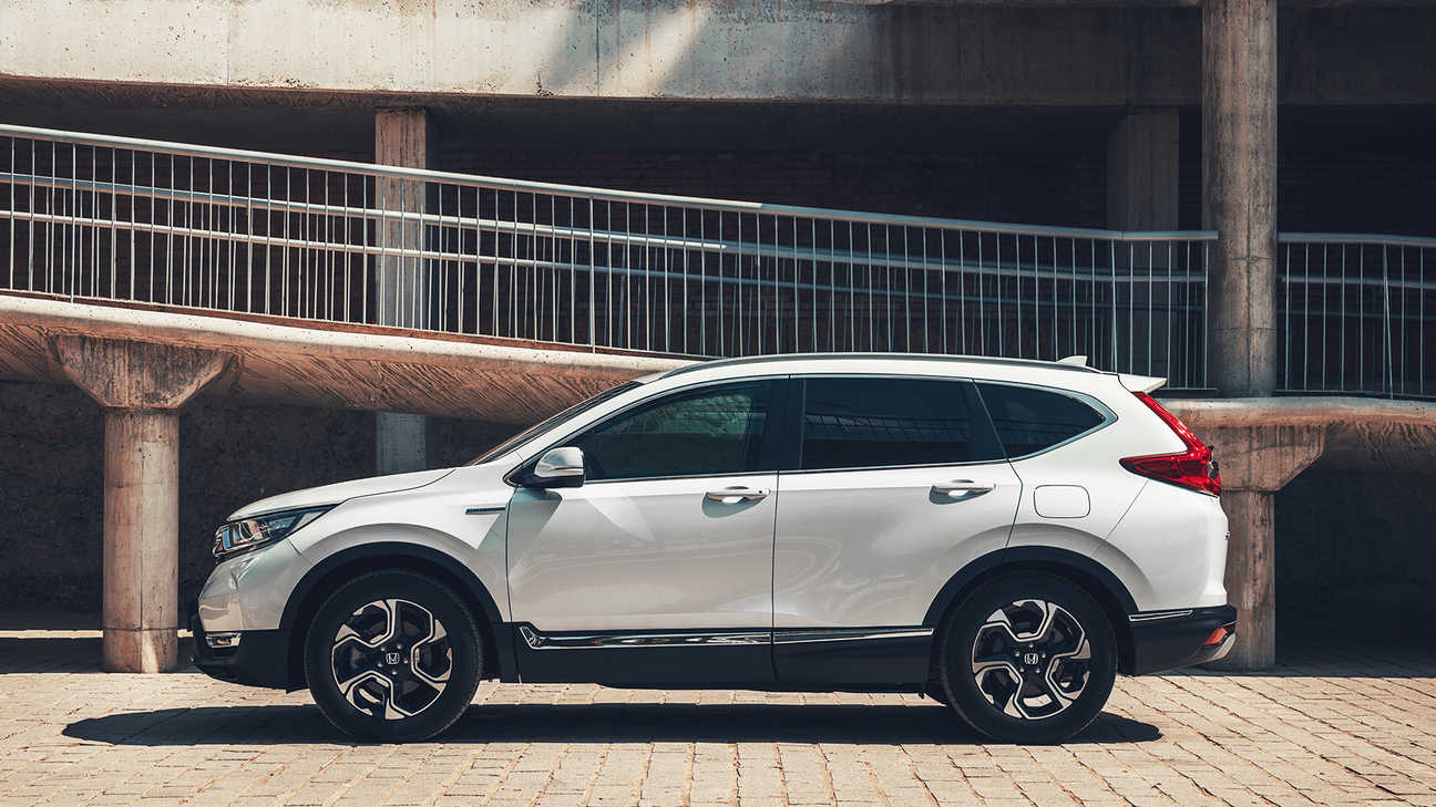 Zijaanzicht Honda CR-V Hybrid, op stadslocatie.