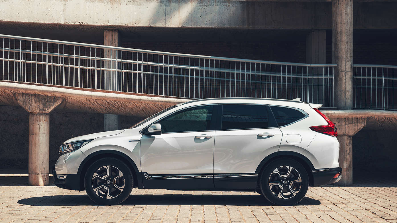 Zijaanzicht Honda CR-V Hybrid, op stadslocatie.