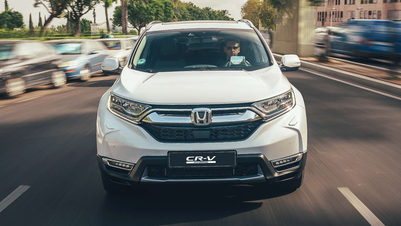 Vooraanzicht Honda CR-V Hybrid, op stadslocatie.