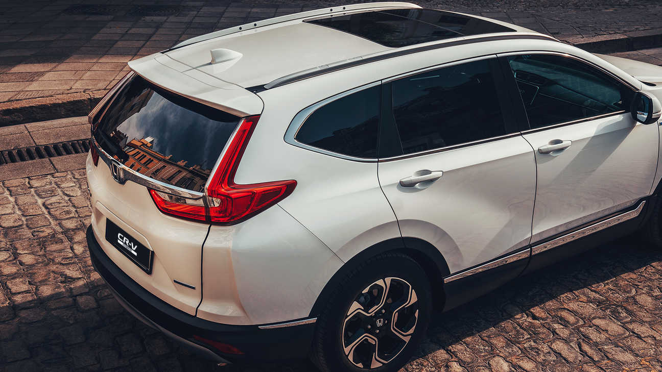 Achteraanzicht Honda CR-V Hybrid, op stadslocatie.