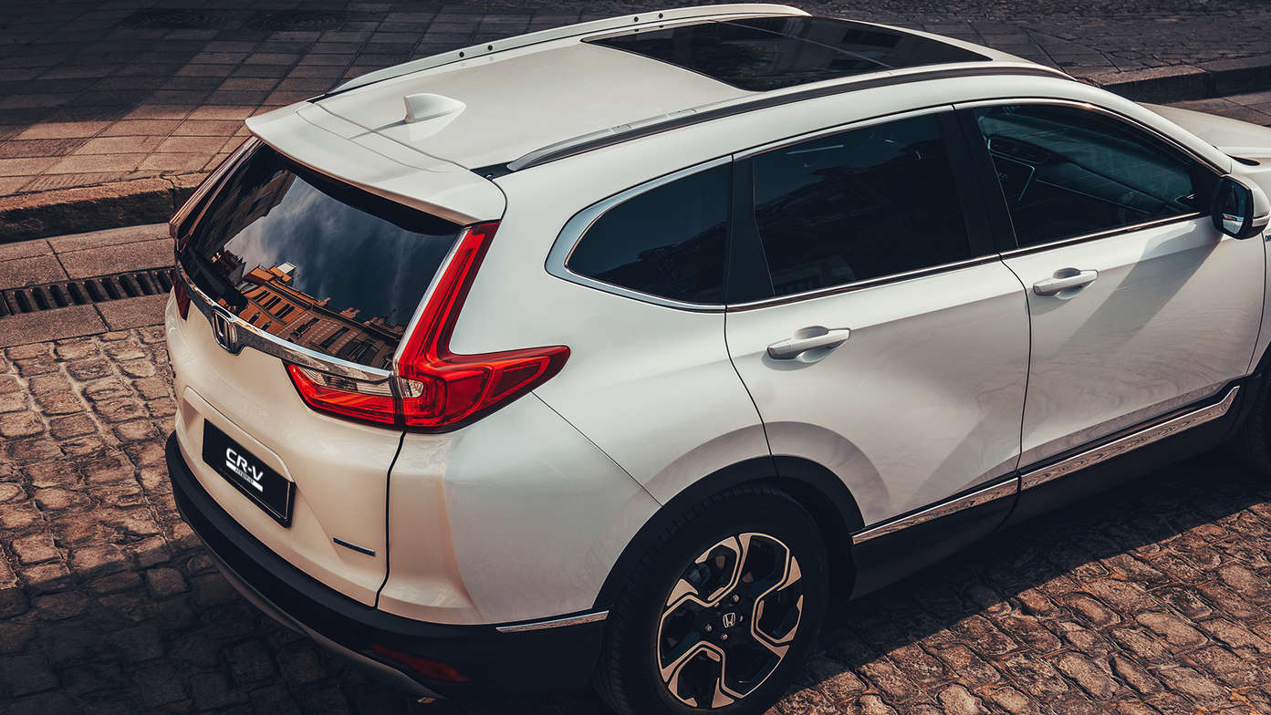 Achteraanzicht Honda CR-V Hybrid, op stadslocatie.