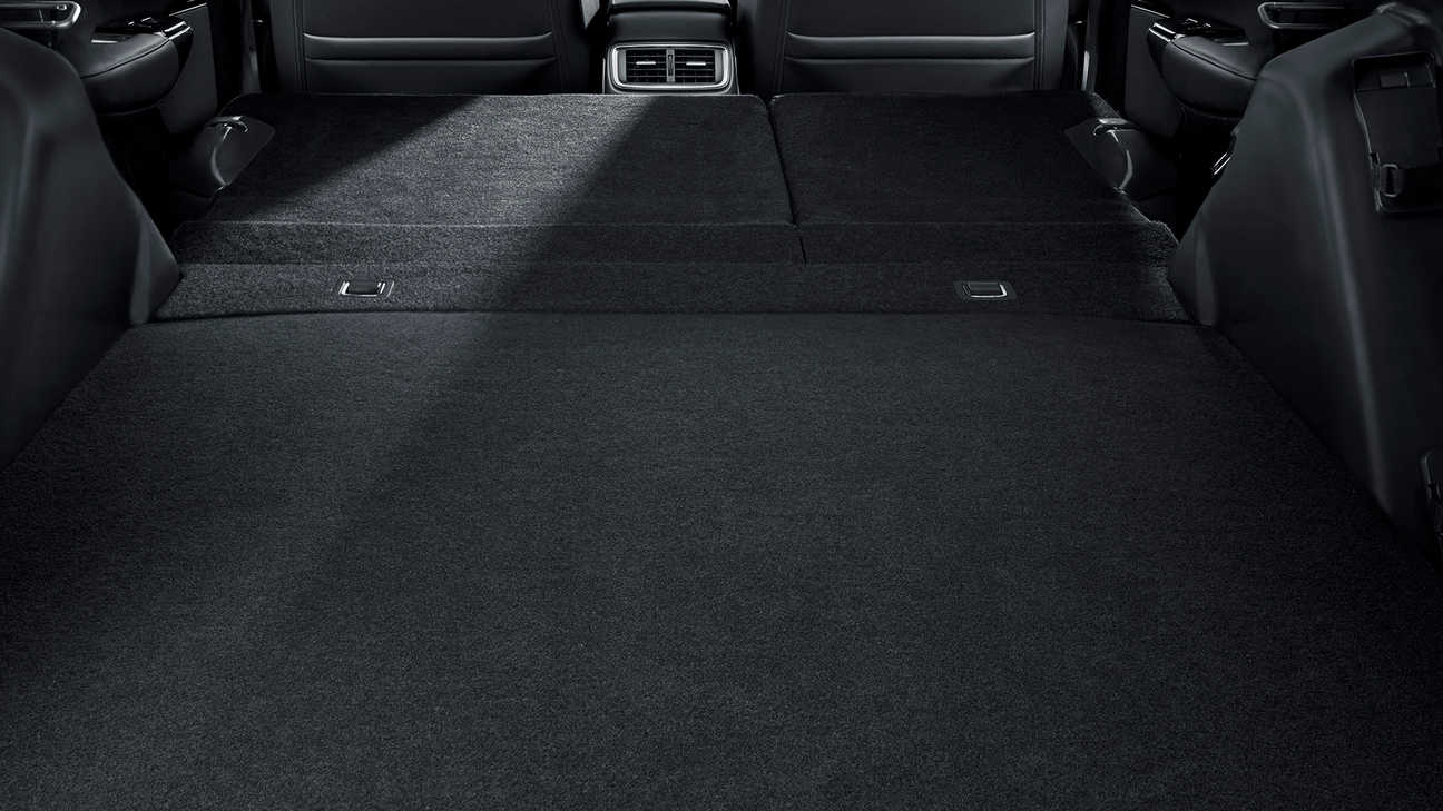 Afbeelding van het interieur van de Honda CR-V Hybrid met de achterbank neergeklapt.