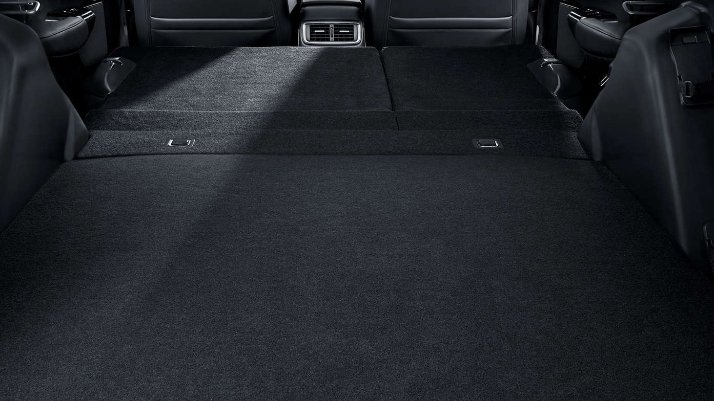 Afbeelding van het interieur van de Honda CR-V Hybrid met de achterbank neergeklapt.