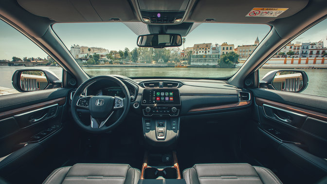 Close-up van dashboard in de Honda CR-V Hybrid, op stadslocatie.
