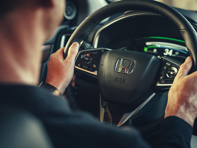 Driekwartzijaanzicht van het stuur van de Honda CR-V Hybrid.