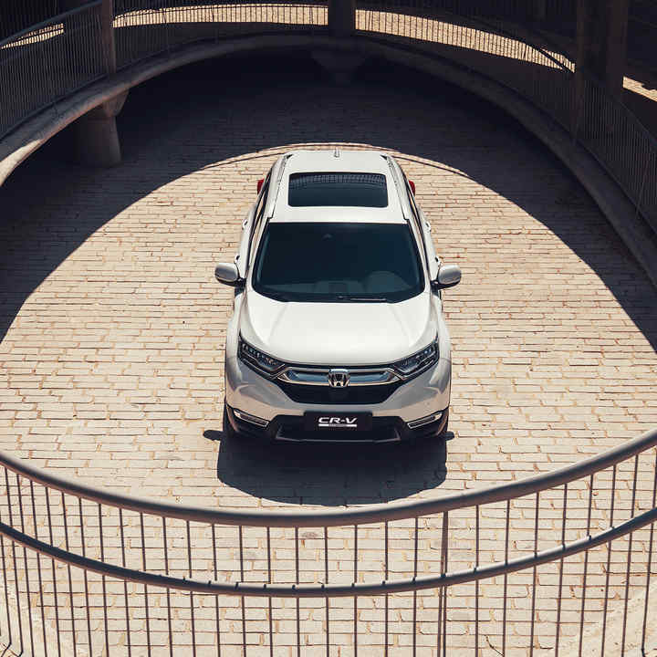 Honda CR-V Hybrid in stadslocatie.