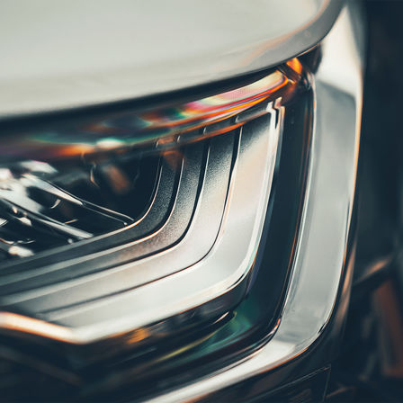 Vooraanzicht van de koplamp van de CR-V hybride.