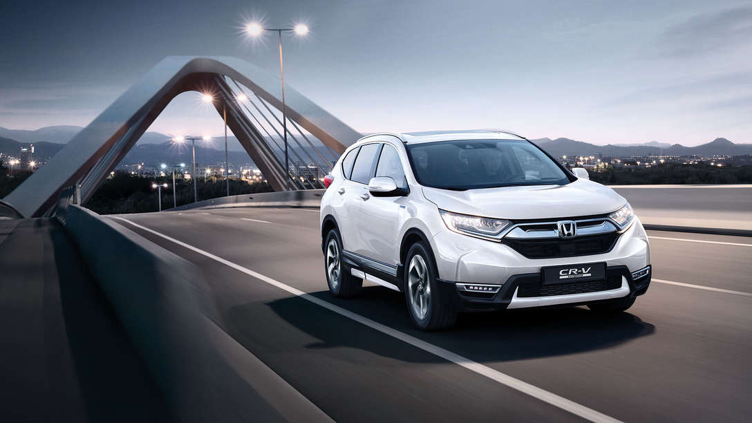Driekwart vooraanzicht Honda CR-V Hybrid in stadslocatie.