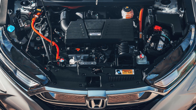 Close-up voorkant van Atkinson Cycle-benzinemotor van Honda CR-V Hybrid.