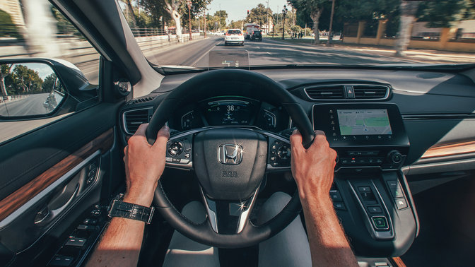 Close-up van interieur Honda CR-V Hybrid in stadslocatie.