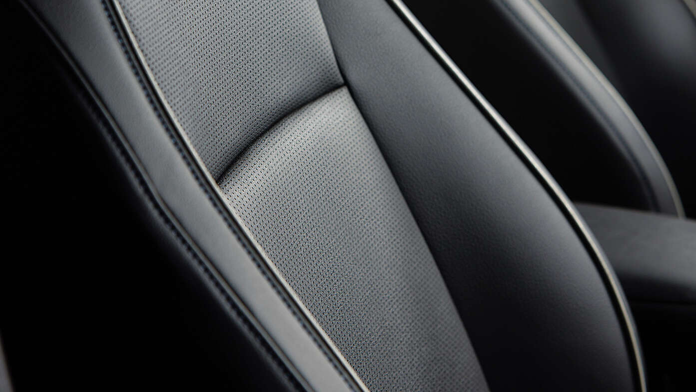 Close-up van de Honda e:Ny1 ergonomische stoel in kunstleer.