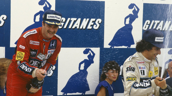 Nigel Mansell viert het winnen van het wereldkampioenschap voor constructeurs, het begin van een gouden tijdperk.