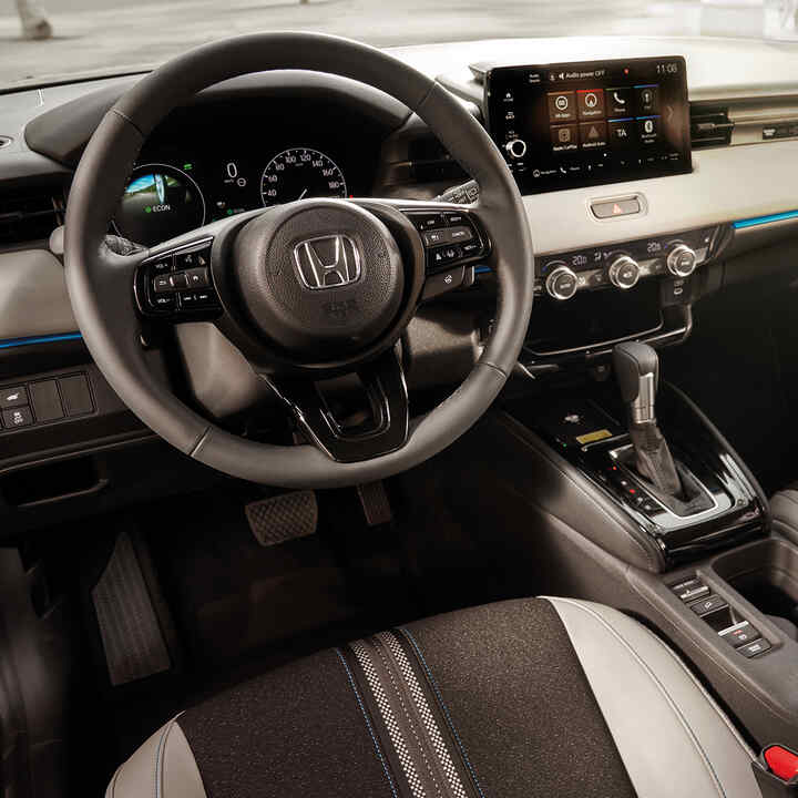 Interieur van de bestuurdersstoel en het dashboard van de HR-V. 