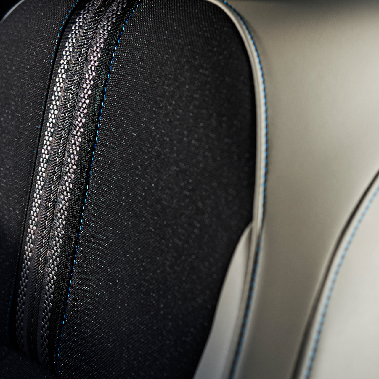Close-up van de stiksels op de stoelen van de HR-V. 