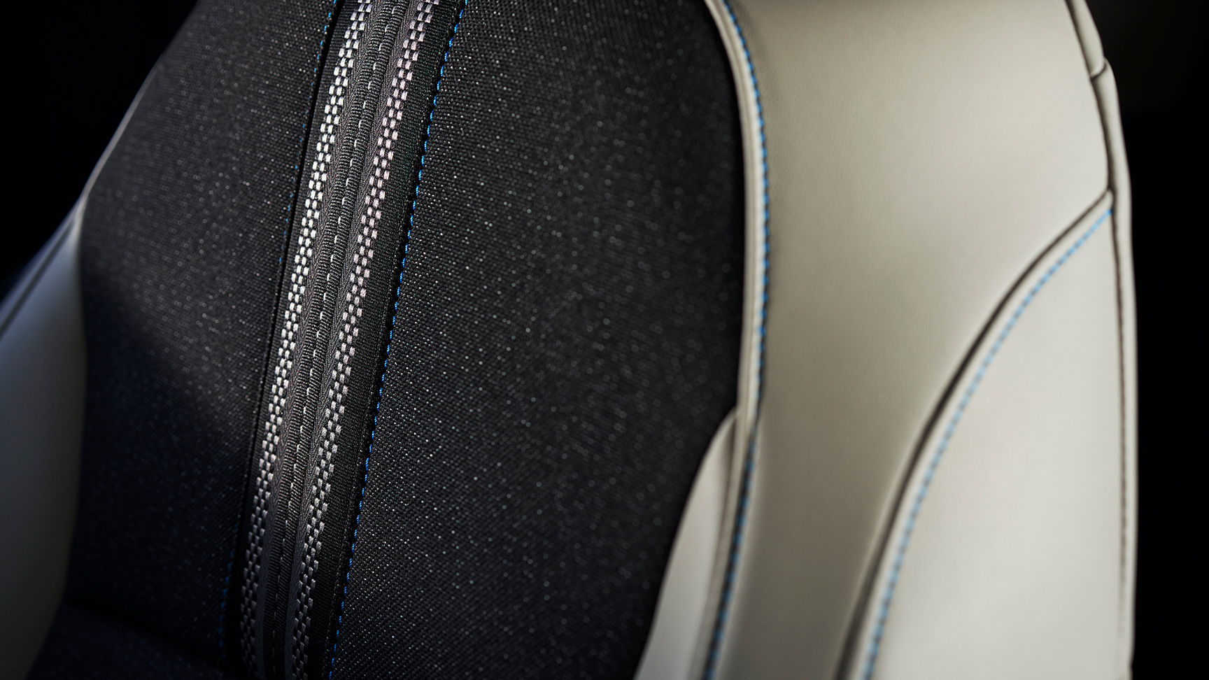 Close-up van de stiksels op de stoelen van de HR-V. 