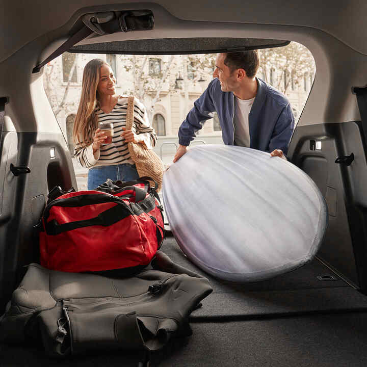Koppel vult bagageruimte van de HR-V met bagage. 