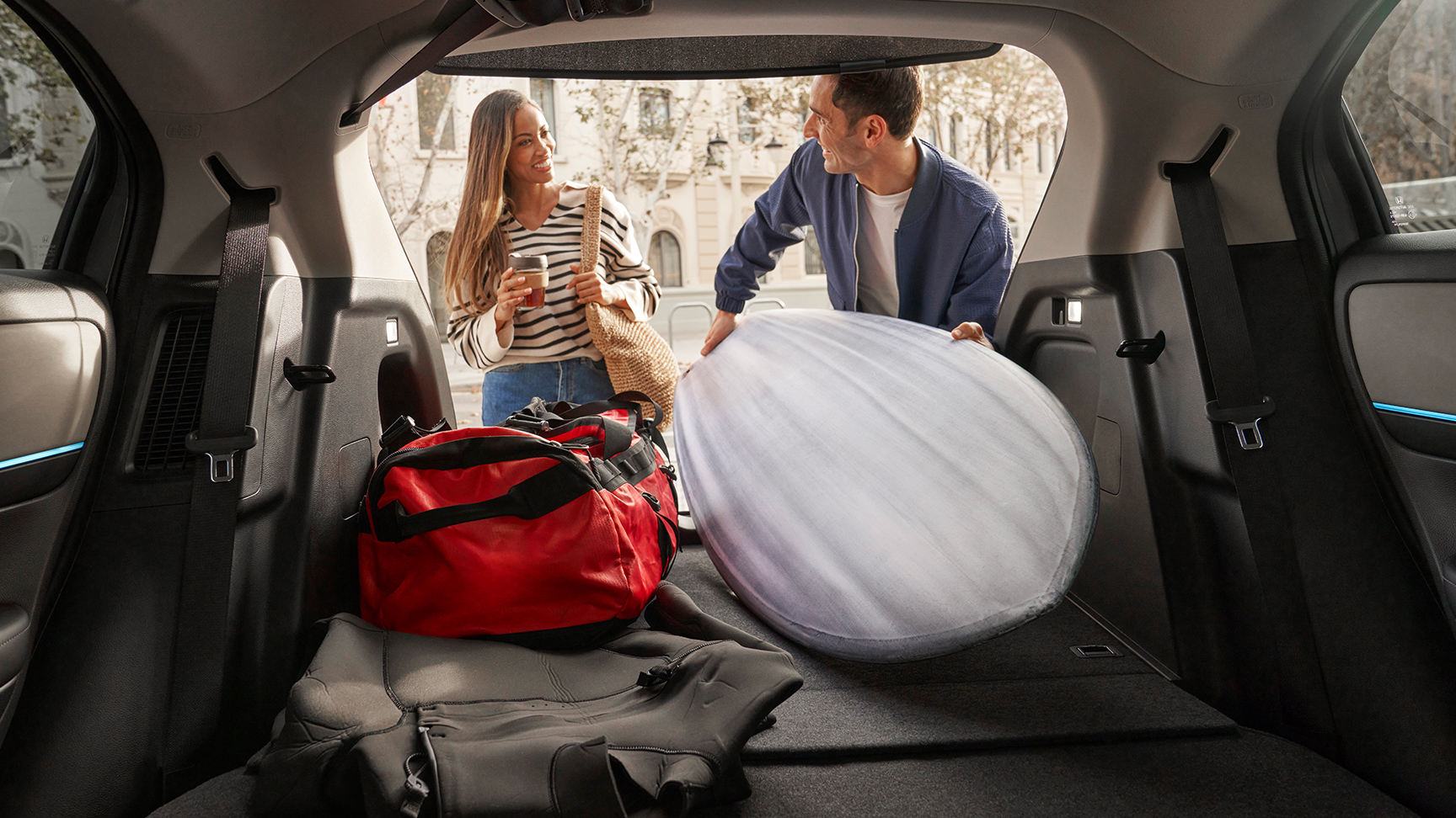 Koppel vult bagageruimte van de HR-V met bagage. 