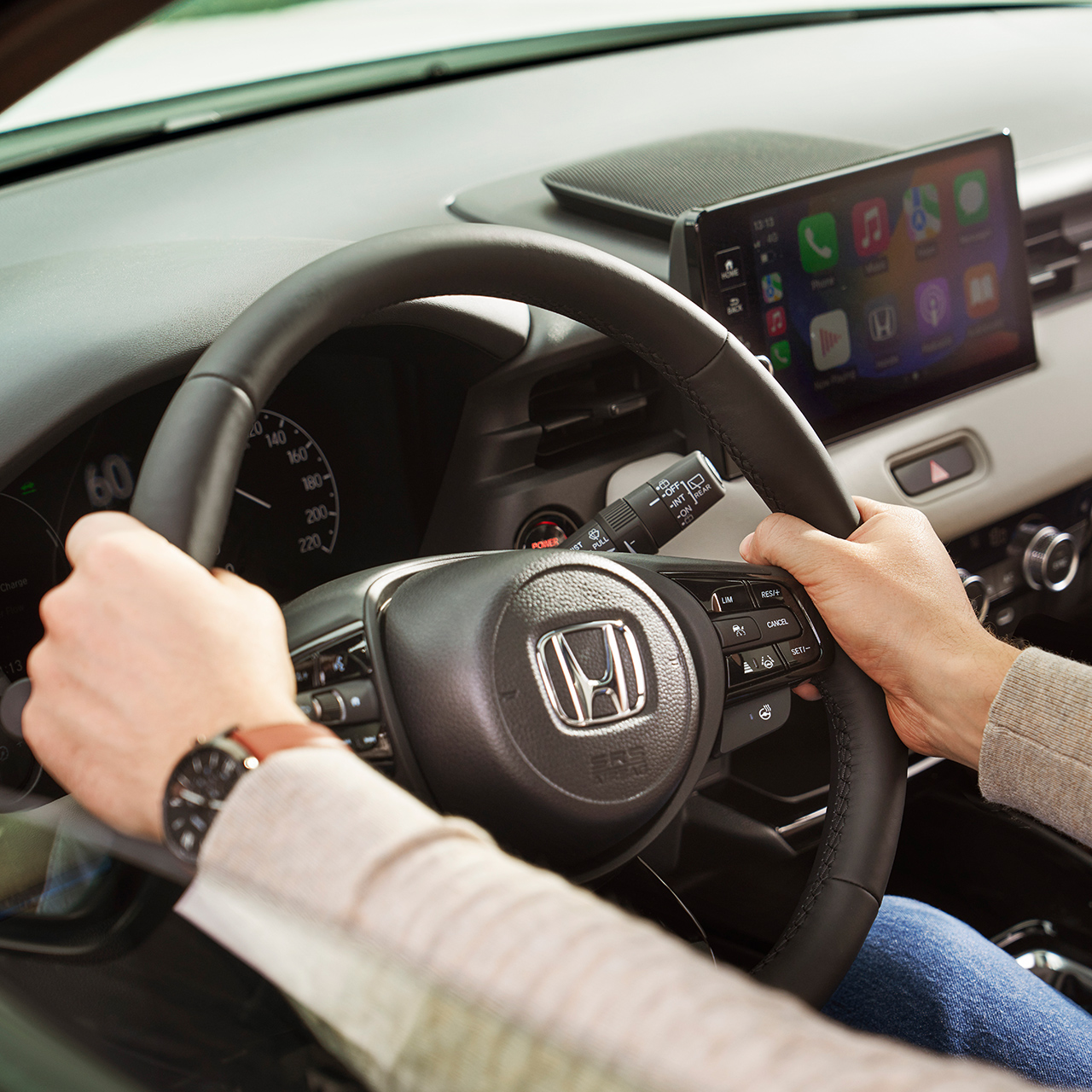 Close-up van de handen op het stuurwiel van de Honda HR-V
