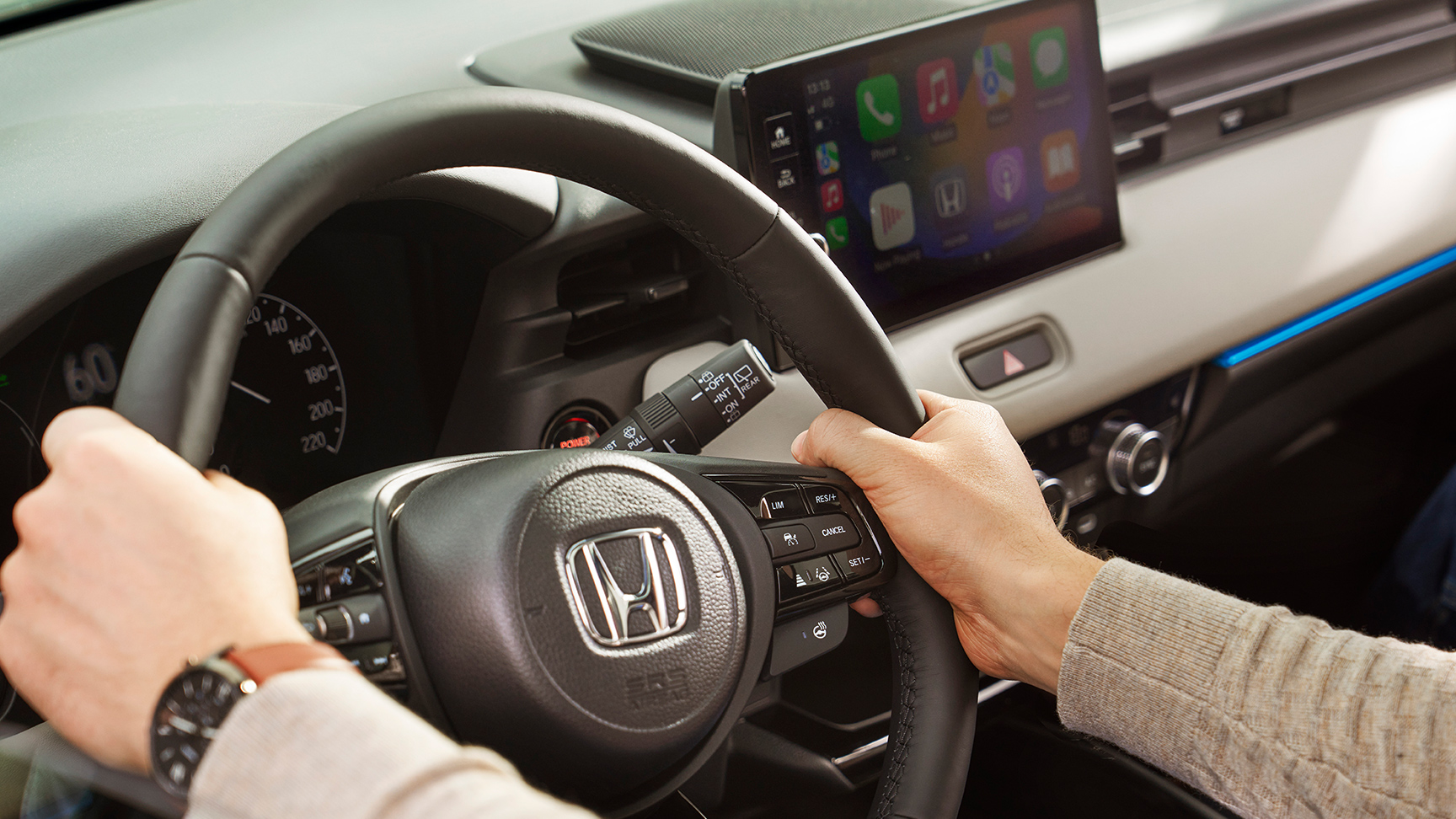 Close-up van de handen op het stuurwiel van de Honda HR-V