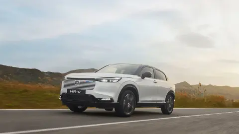 3/4 vooraanzicht Honda HR-V rijdend in een landelijke omgeving