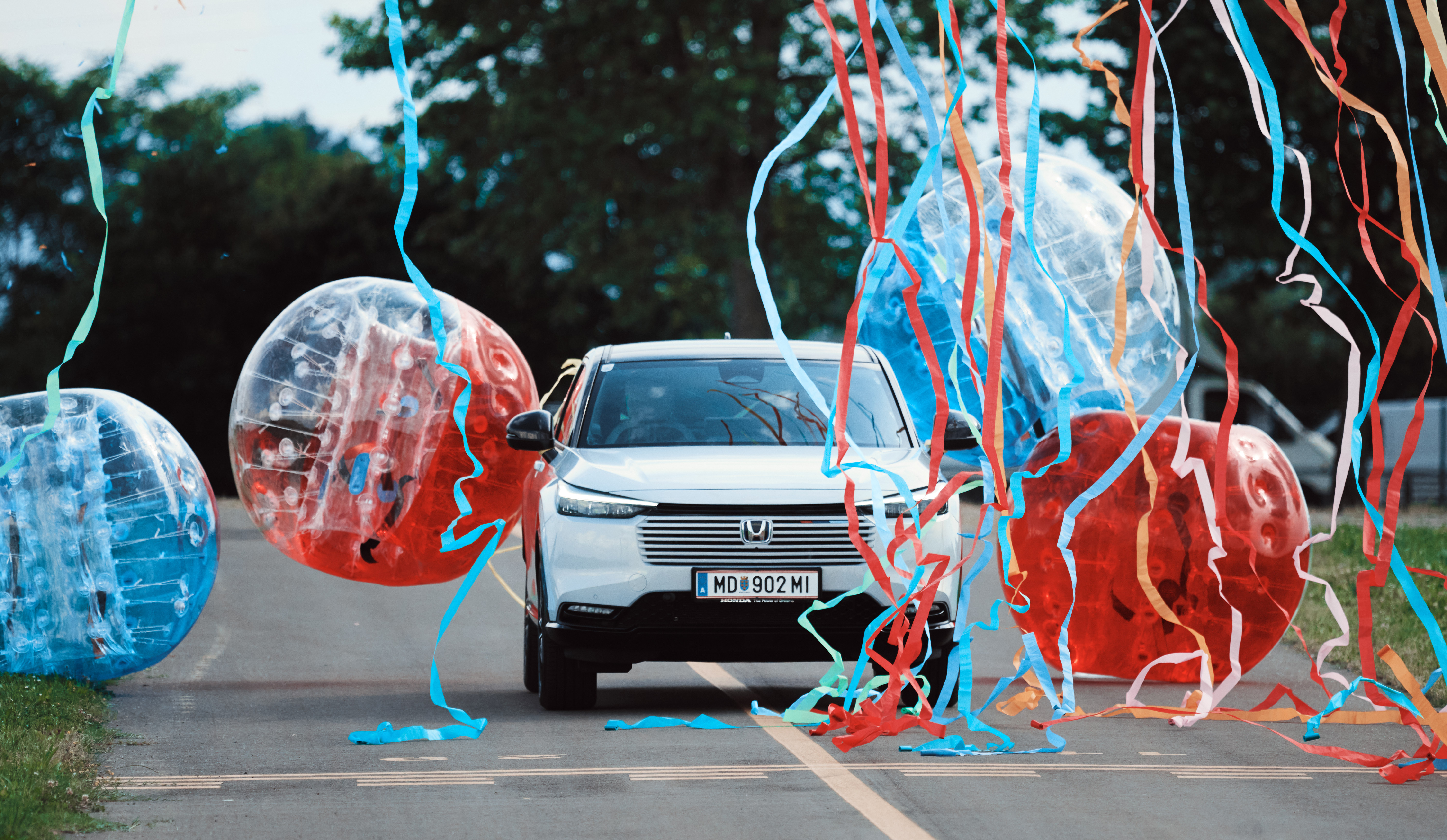 HR-V die door een berg ballonnen raast