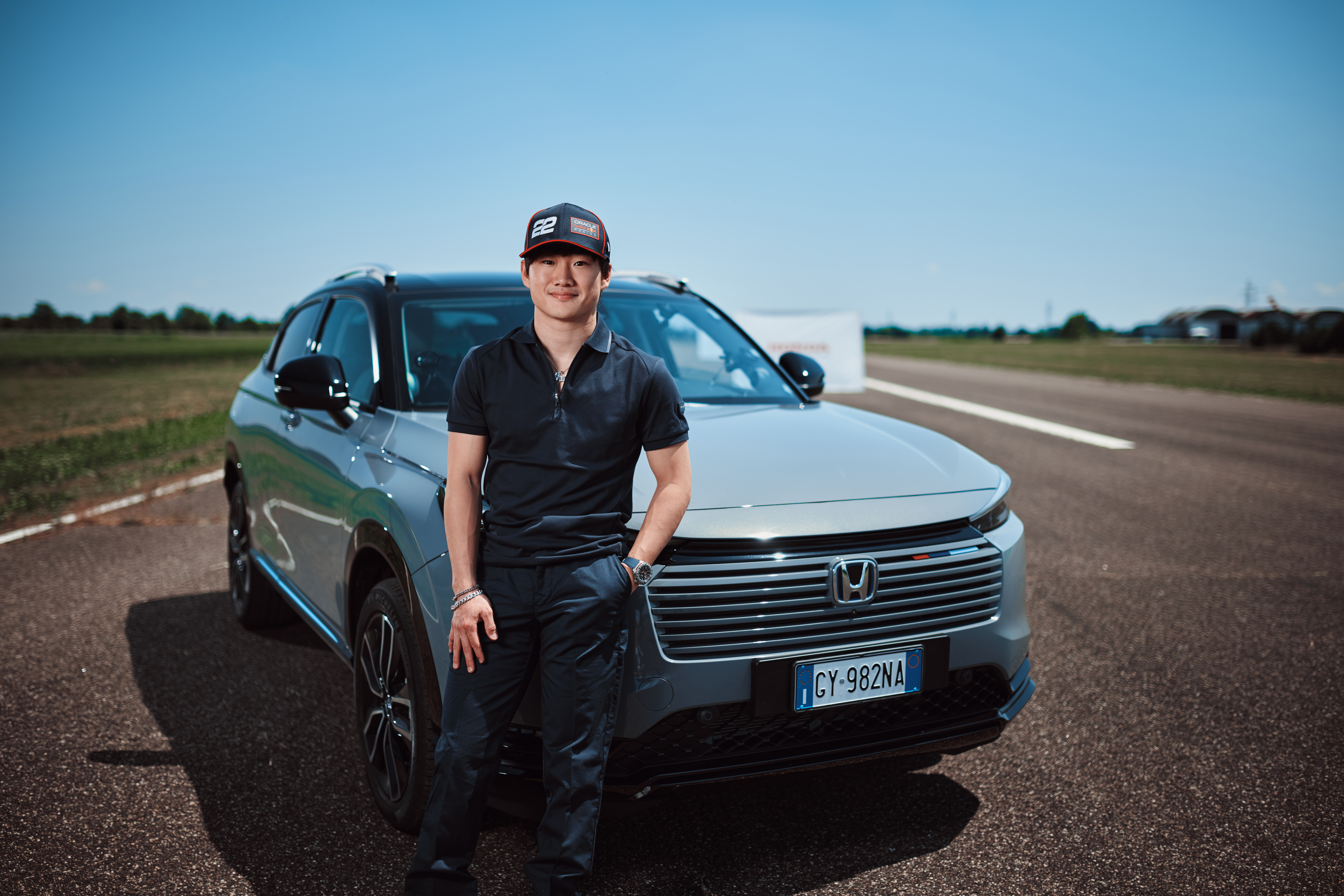 Yuki staand naast de voorgrille van de HR-V