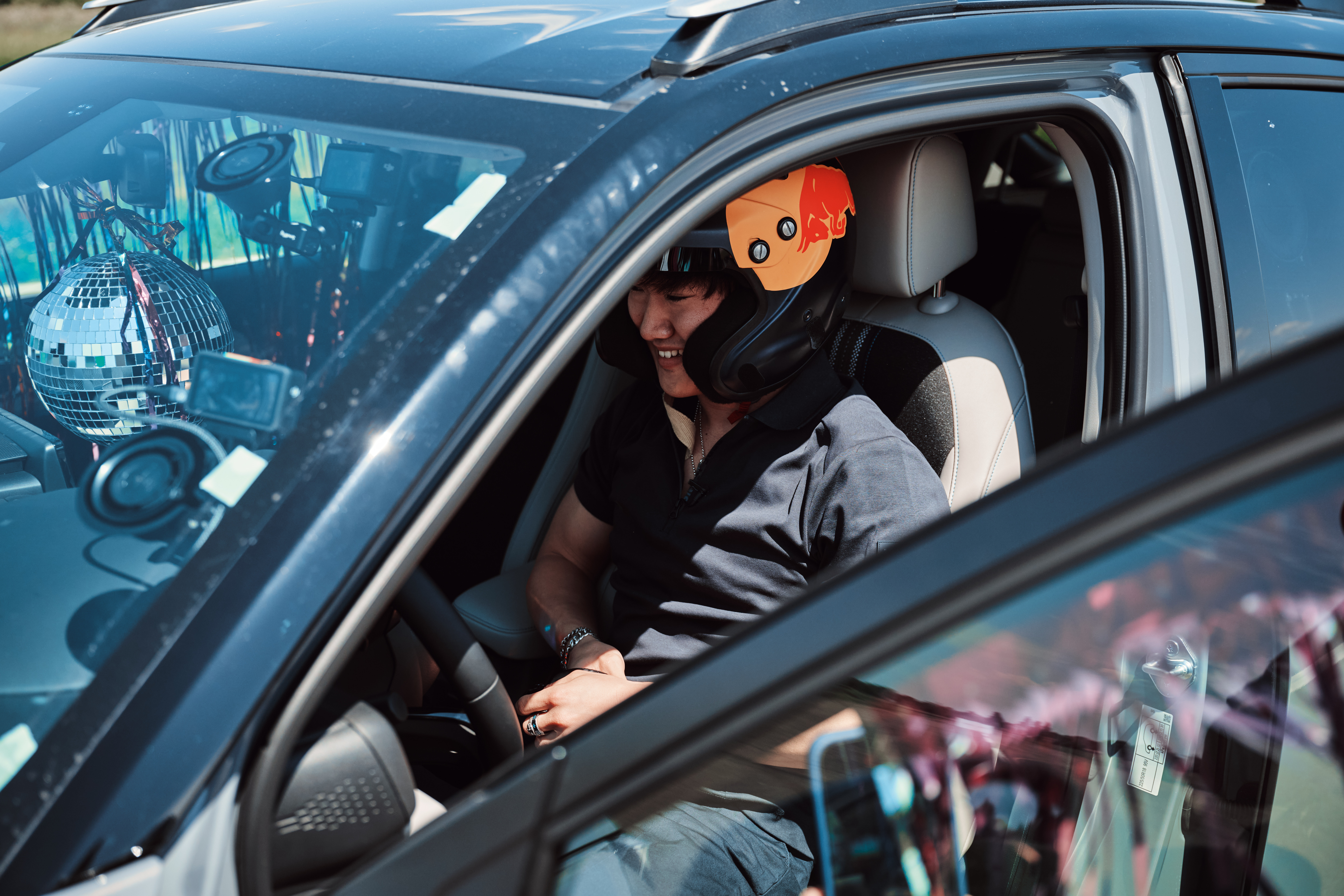 Yuki van nabij, zittend in de HR-V