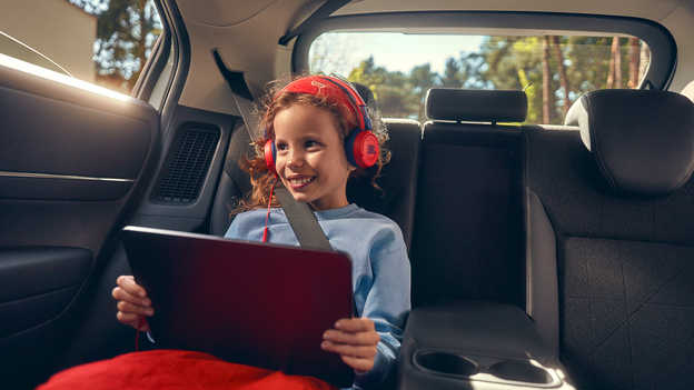 Kind op reis in de HR-V hybride, geconneceerd met wifi hotspot