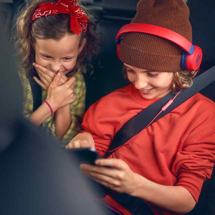 Twee kinderen spelen veilig in een HR-V Hybrid