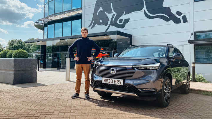 Max Verstappen naast een Honda HR-V