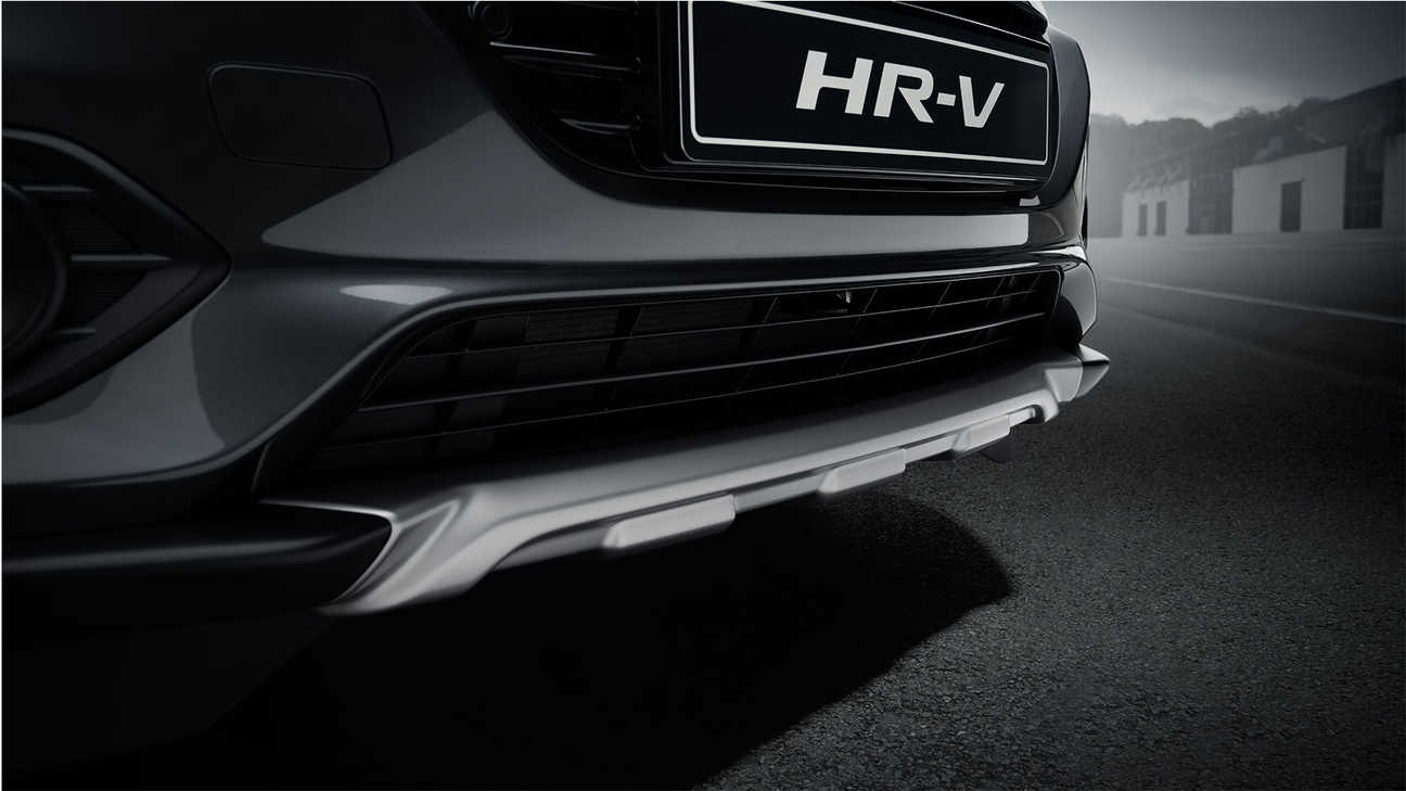Close-up van Honda HR-V ondersierlijst vooraan met afwerking in titanium kleur.