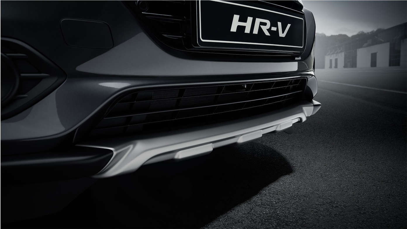 Close-up van Honda HR-V ondersierlijst vooraan met afwerking in titanium kleur.