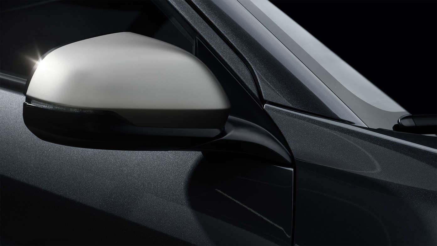 Close-up van Honda HR-V Legend afgewerkt in titanium kleur.