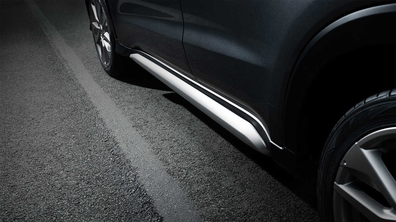 Close-up van Honda HR-V Legend zijdelingse ondersierlijst met afwerking in titanium kleur.