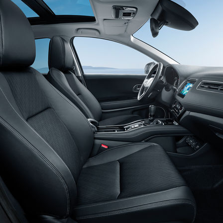 Zijaanzicht van de Honda HR-V zetels en dashboard.