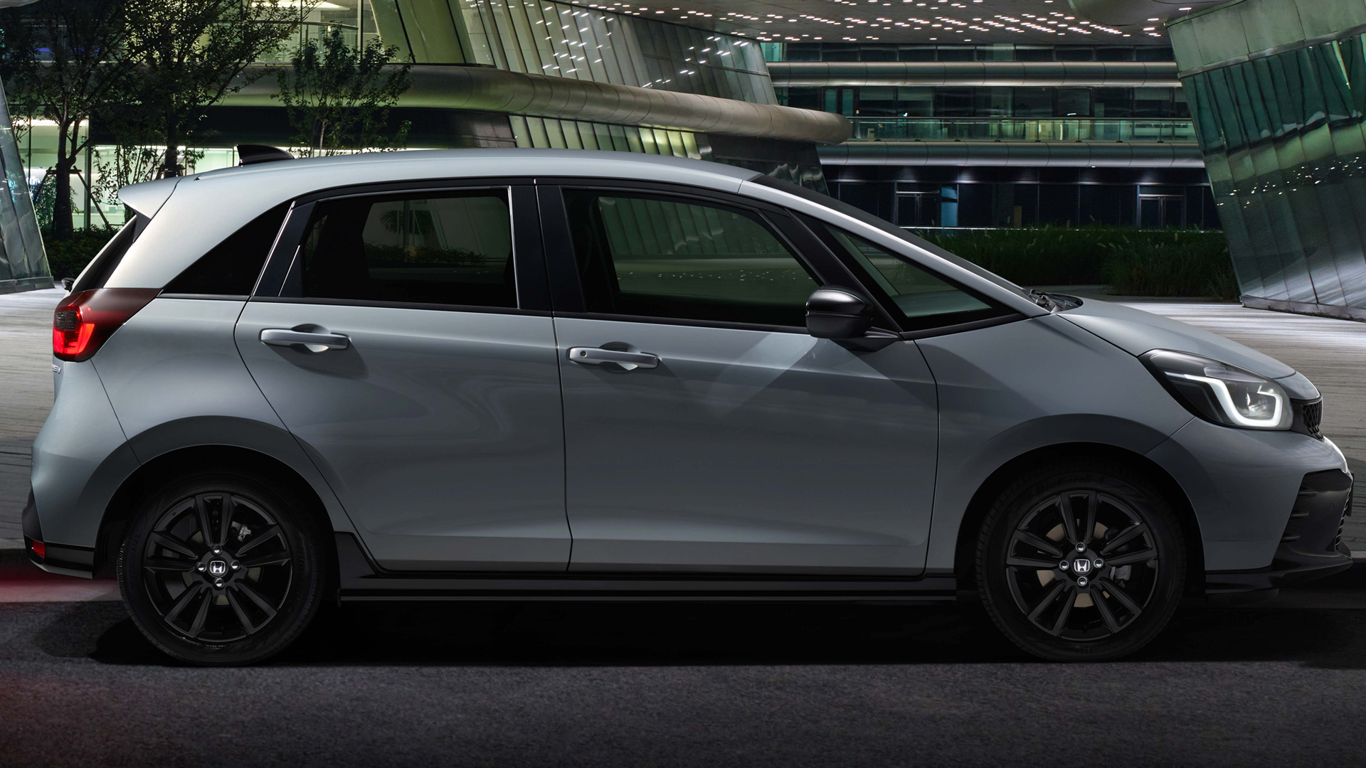 Zijprofiel van de Honda Jazz Hybrid.