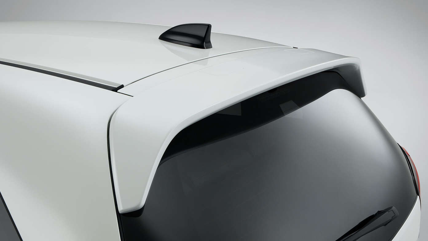 Close-up van de achterklepspoiler voor de Honda Jazz Hybrid.