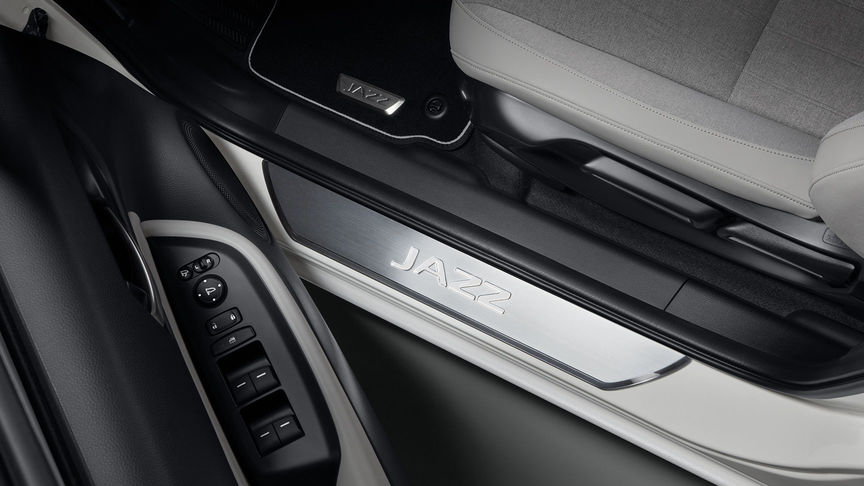 Close-up van interieur van Honda Jazz Hybrid met deurstijlafwerking Convienience-pakket
