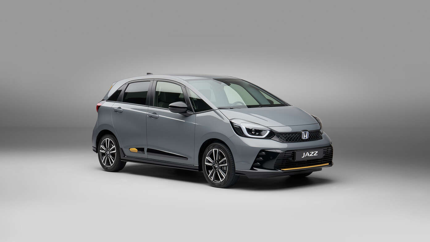 Driekwart vooraanzicht van de Honda Jazz Hybrid met Style Plus-pack.